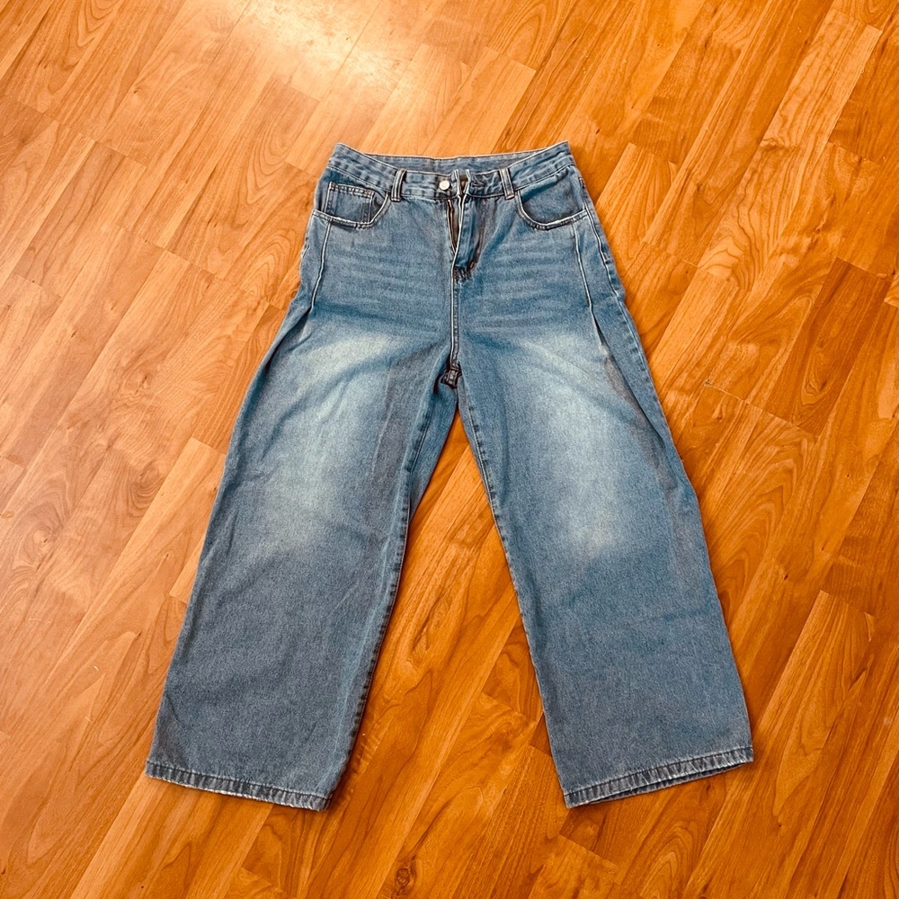 High rise light wash jeans with wide leg